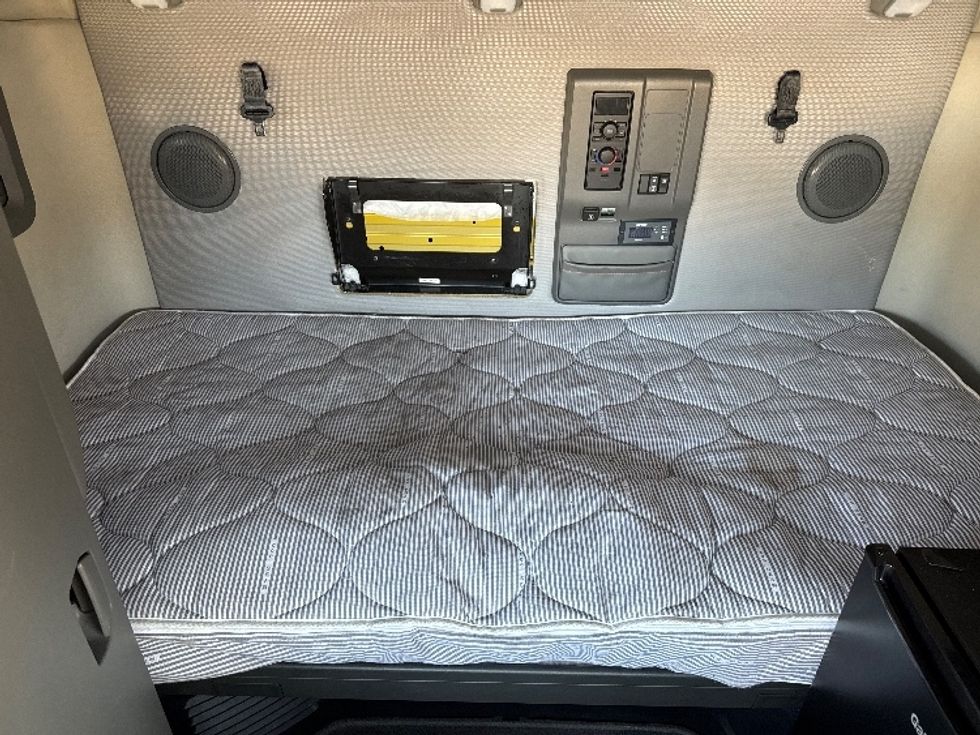 Sleeper Tractor-Heavy Duty Tractors-Volvo-2022-VNL64760-Ontario-CA-379,507\n\t\tmiles-$ 91,250 - Image 17