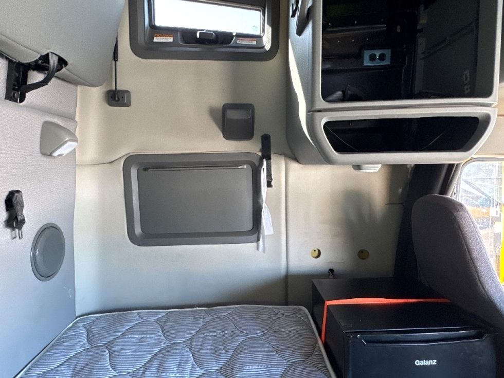 Sleeper Tractor-Heavy Duty Tractors-Volvo-2022-VNL64760-Ontario-CA-379,507\n\t\tmiles-$ 91,250 - Image 18