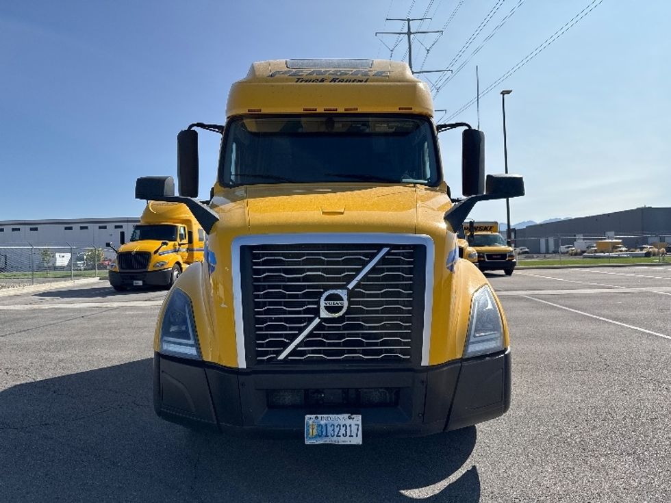 Sleeper Tractor-Heavy Duty Tractors-Volvo-2022-VNL64760-Ontario-CA-379,507\n\t\tmiles-$ 91,250 - Image 2