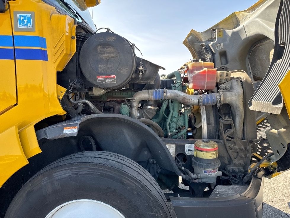 Sleeper Tractor-Heavy Duty Tractors-Volvo-2022-VNL64760-Ontario-CA-379,507\n\t\tmiles-$ 91,250 - Image 20