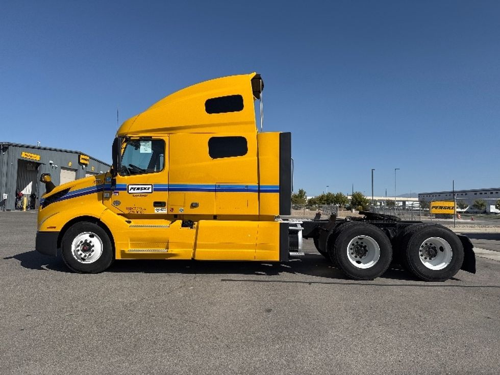 Sleeper Tractor-Heavy Duty Tractors-Volvo-2022-VNL64760-Ontario-CA-379,507\n\t\tmiles-$ 91,250 - Image 4
