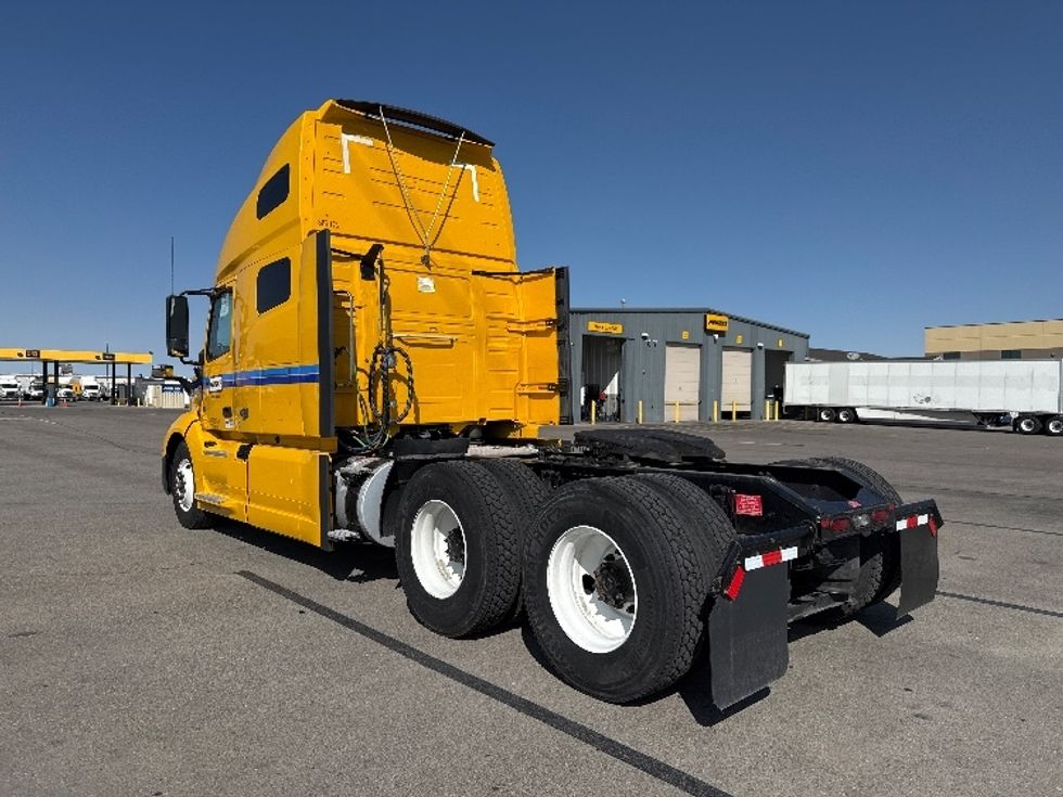 Sleeper Tractor-Heavy Duty Tractors-Volvo-2022-VNL64760-Ontario-CA-379,507\n\t\tmiles-$ 91,250 - Image 5