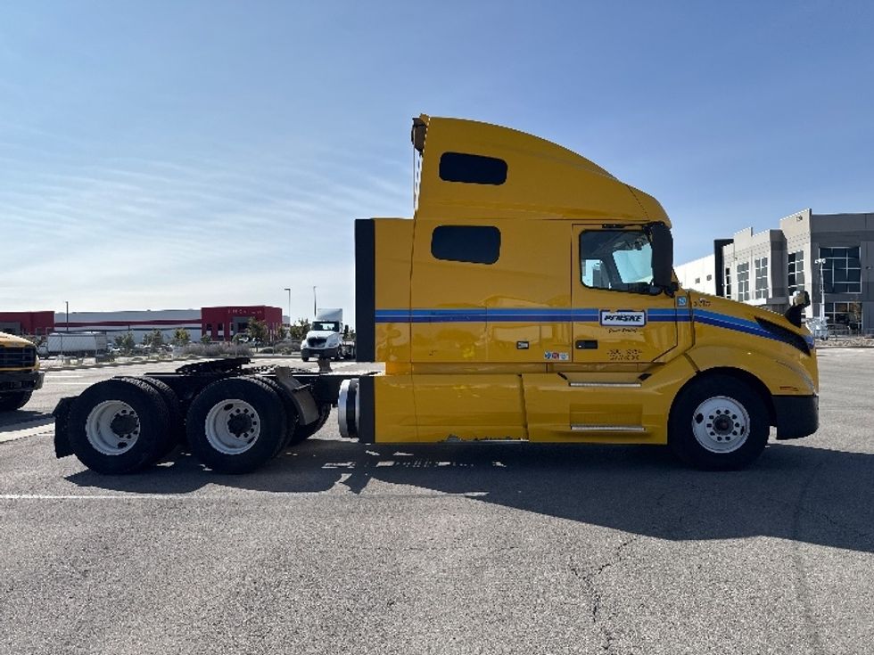 Sleeper Tractor-Heavy Duty Tractors-Volvo-2022-VNL64760-Ontario-CA-379,507\n\t\tmiles-$ 91,250 - Image 8