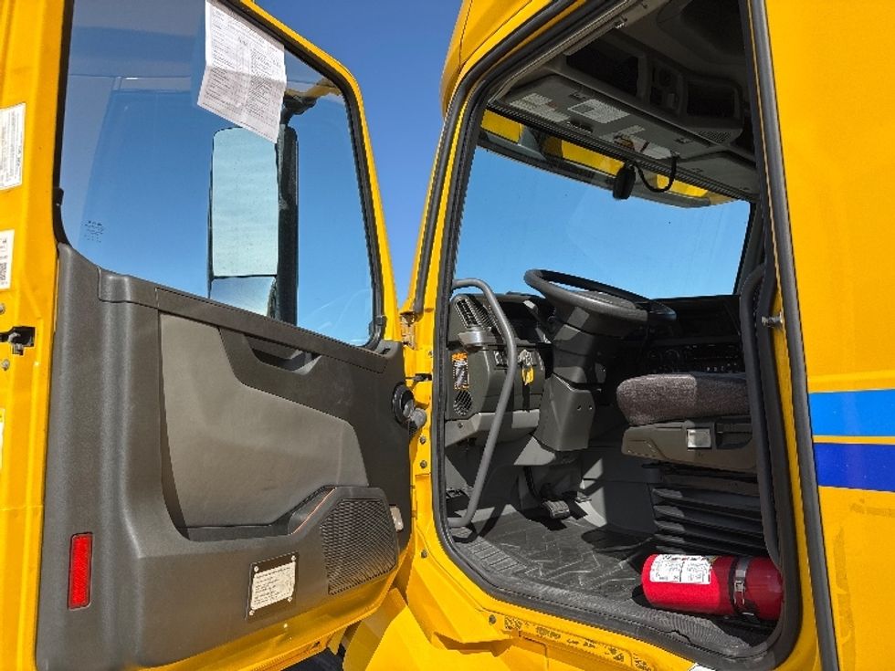 Sleeper Tractor-Heavy Duty Tractors-Volvo-2022-VNL64760-Ontario-CA-379,507\n\t\tmiles-$ 91,250 - Image 9