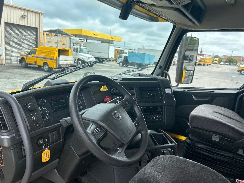Sleeper Tractor-Heavy Duty Tractors-Volvo-2022-VNL64760-Orlando-FL-399,006\n\t\tmiles-$ 79,250 - Image 10