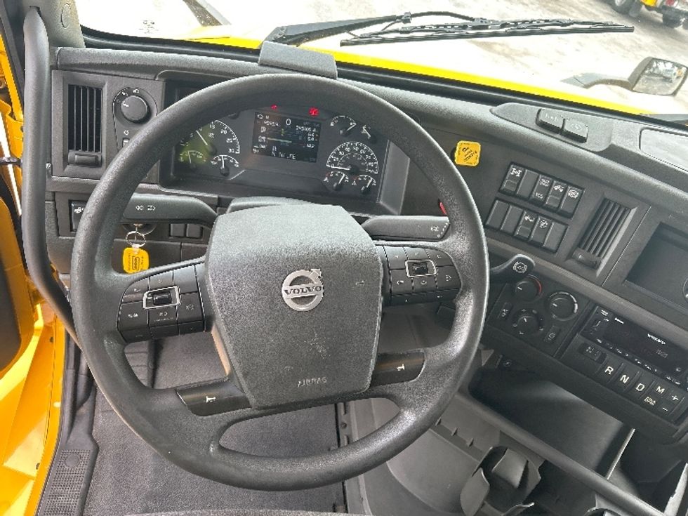 Sleeper Tractor-Heavy Duty Tractors-Volvo-2022-VNL64760-Orlando-FL-399,006\n\t\tmiles-$ 79,250 - Image 11