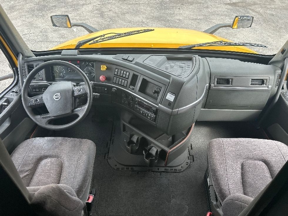 Sleeper Tractor-Heavy Duty Tractors-Volvo-2022-VNL64760-Orlando-FL-399,006\n\t\tmiles-$ 79,250 - Image 12