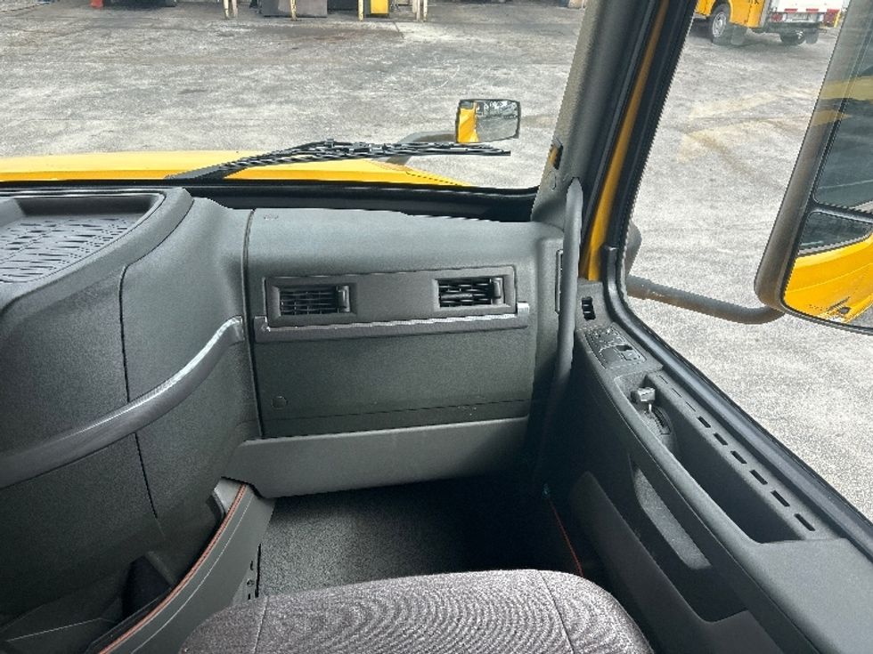Sleeper Tractor-Heavy Duty Tractors-Volvo-2022-VNL64760-Orlando-FL-399,006\n\t\tmiles-$ 79,250 - Image 14