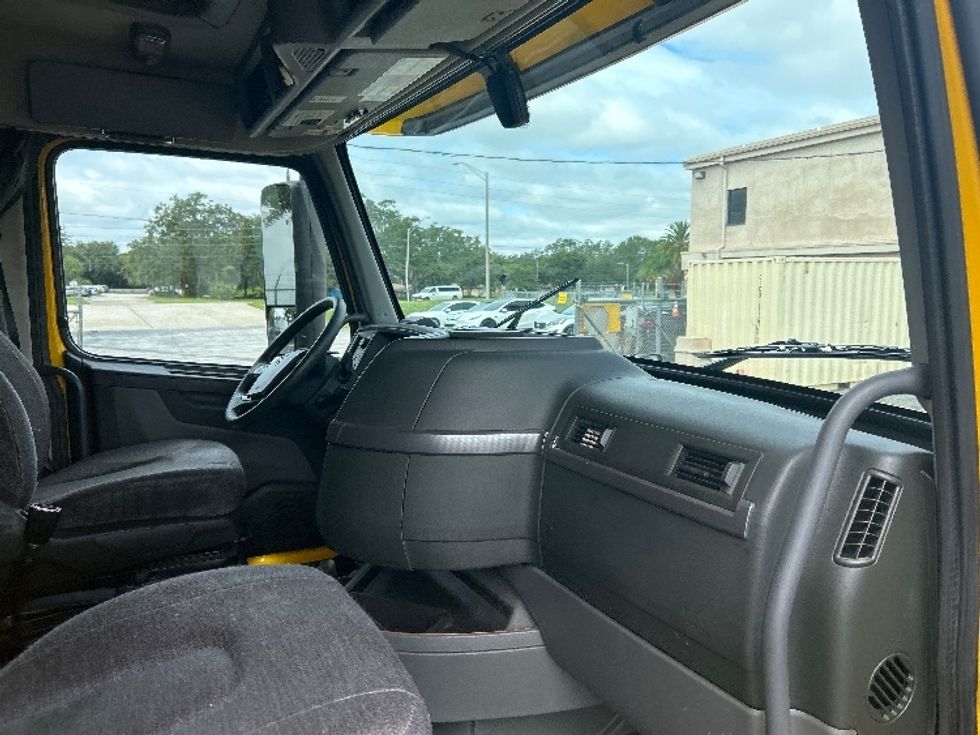 Sleeper Tractor-Heavy Duty Tractors-Volvo-2022-VNL64760-Orlando-FL-399,006\n\t\tmiles-$ 79,250 - Image 15