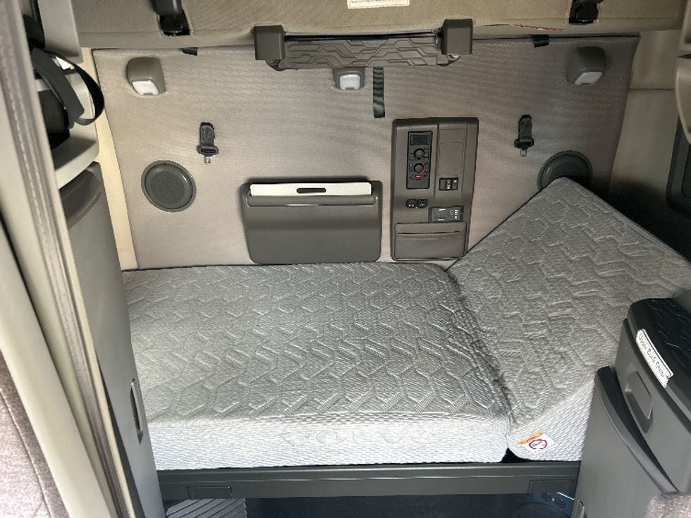 Sleeper Tractor-Heavy Duty Tractors-Volvo-2022-VNL64760-Orlando-FL-399,006\n\t\tmiles-$ 79,250 - Image 16