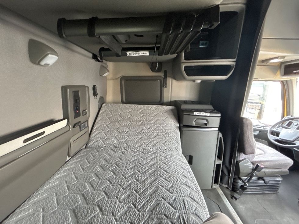 Sleeper Tractor-Heavy Duty Tractors-Volvo-2022-VNL64760-Orlando-FL-399,006\n\t\tmiles-$ 79,250 - Image 18