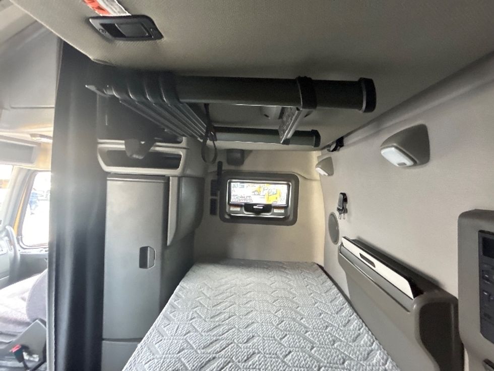 Sleeper Tractor-Heavy Duty Tractors-Volvo-2022-VNL64760-Orlando-FL-399,006\n\t\tmiles-$ 79,250 - Image 19