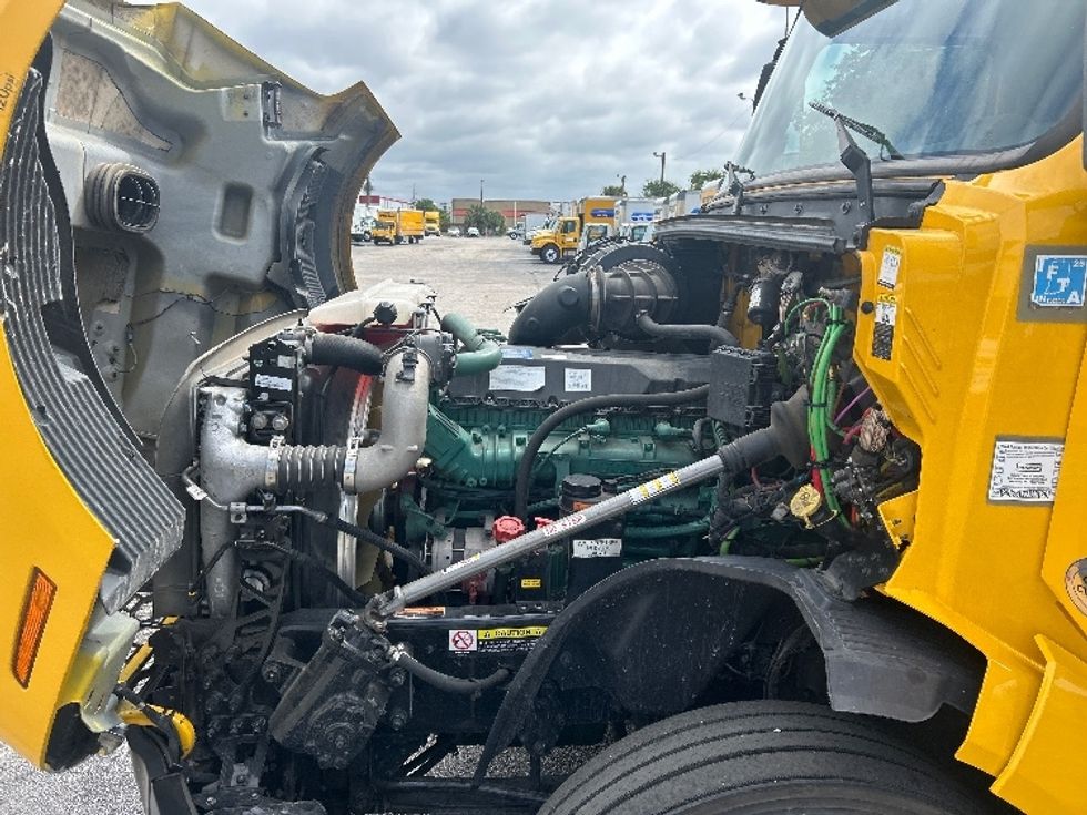 Sleeper Tractor-Heavy Duty Tractors-Volvo-2022-VNL64760-Orlando-FL-399,006\n\t\tmiles-$ 79,250 - Image 21