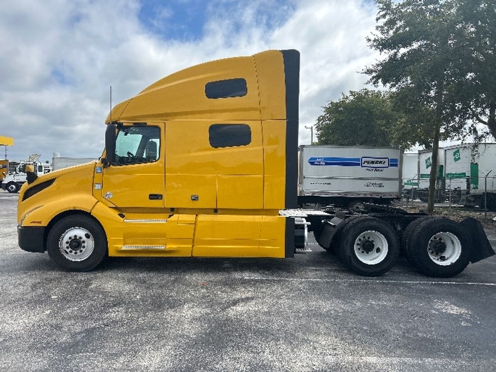 Sleeper Tractor-Heavy Duty Tractors-Volvo-2022-VNL64760-Orlando-FL-399,006\n\t\tmiles-$ 79,250 - Image 4