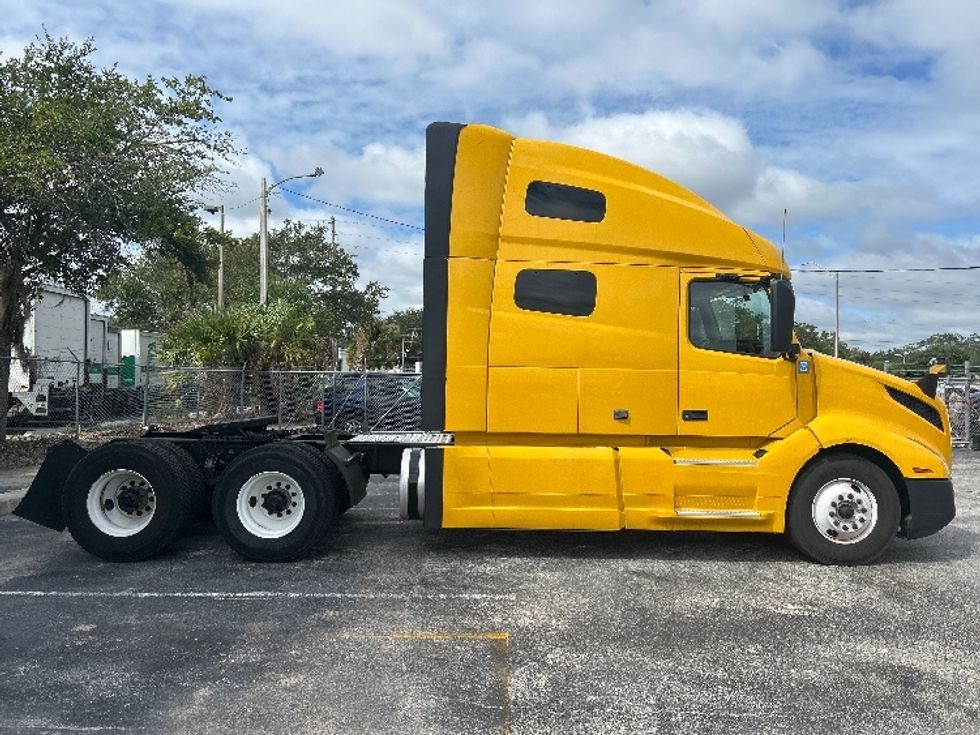 Sleeper Tractor-Heavy Duty Tractors-Volvo-2022-VNL64760-Orlando-FL-399,006\n\t\tmiles-$ 79,250 - Image 8