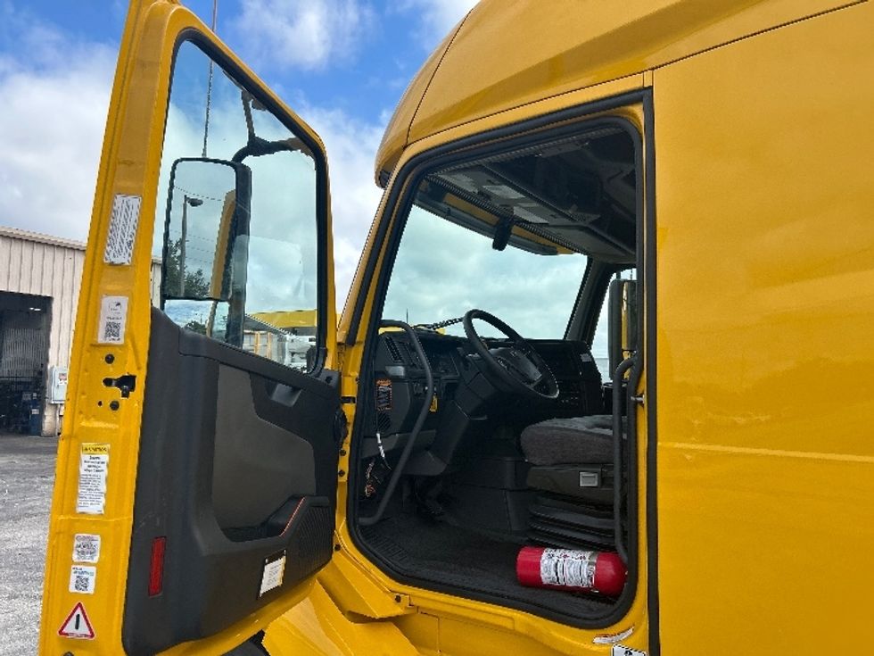 Sleeper Tractor-Heavy Duty Tractors-Volvo-2022-VNL64760-Orlando-FL-399,006\n\t\tmiles-$ 79,250 - Image 9