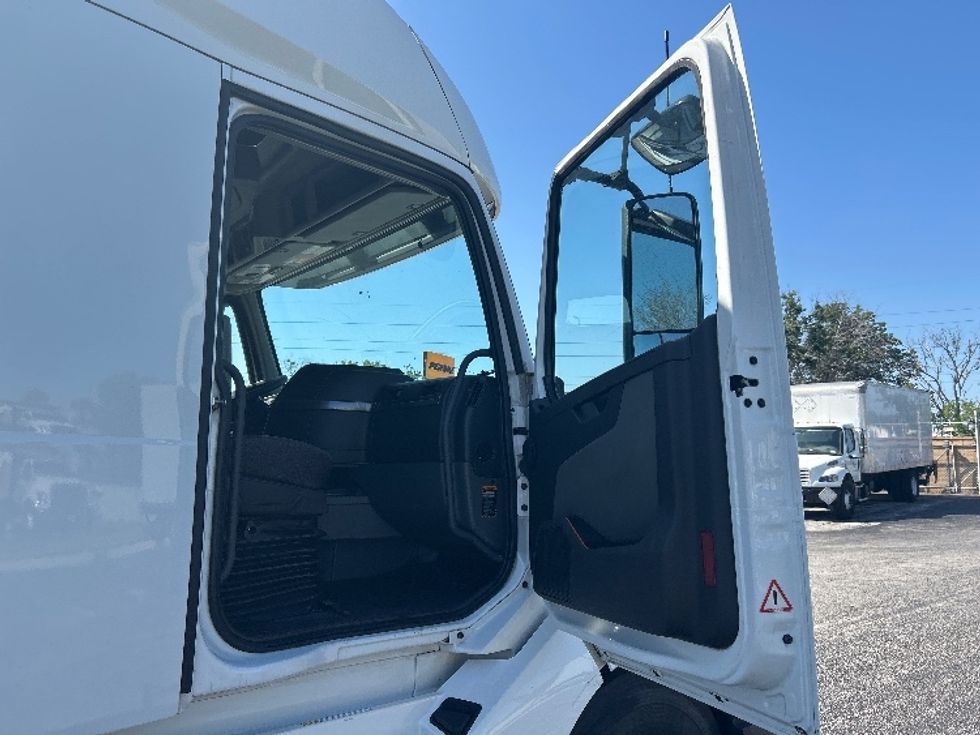 Sleeper Tractor-Heavy Duty Tractors-Volvo-2022-VNL64760-Orlando-FL-547,781\n\t\tmiles-$ 70,750 - Image 13