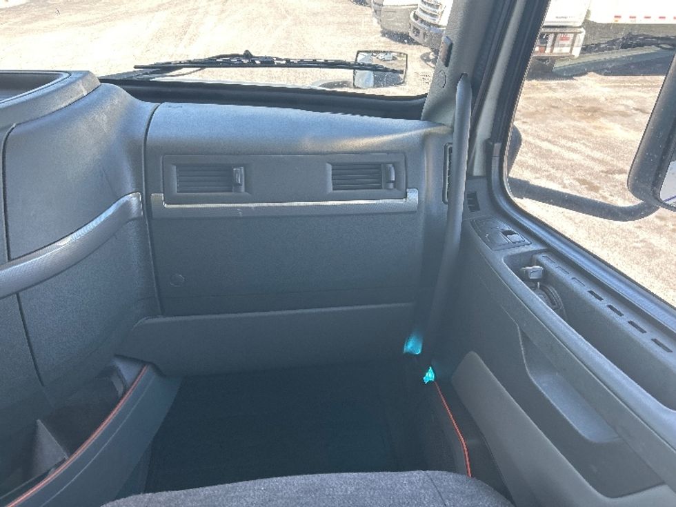 Sleeper Tractor-Heavy Duty Tractors-Volvo-2022-VNL64760-Orlando-FL-547,781\n\t\tmiles-$ 70,750 - Image 14