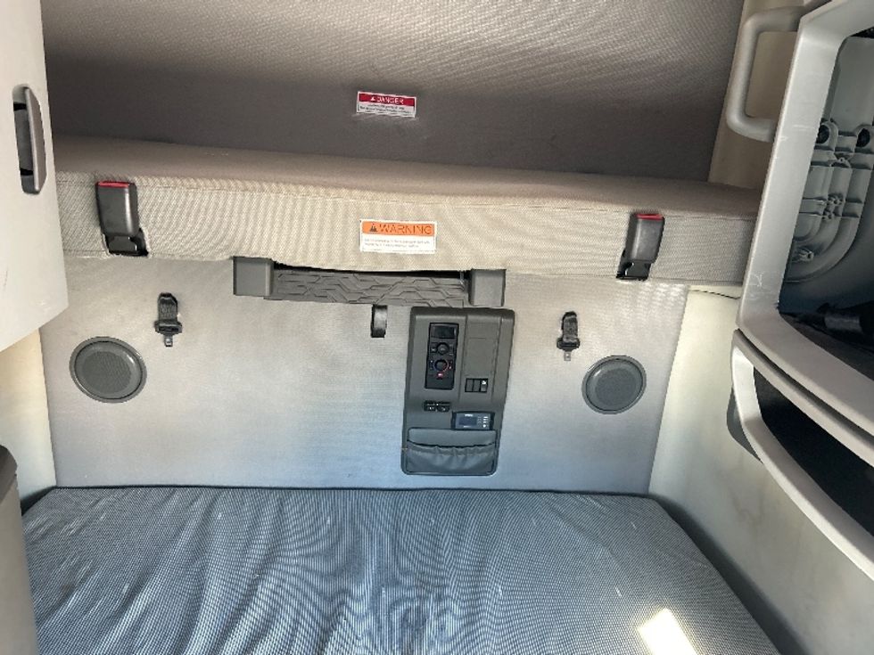 Sleeper Tractor-Heavy Duty Tractors-Volvo-2022-VNL64760-Orlando-FL-547,781\n\t\tmiles-$ 70,750 - Image 16