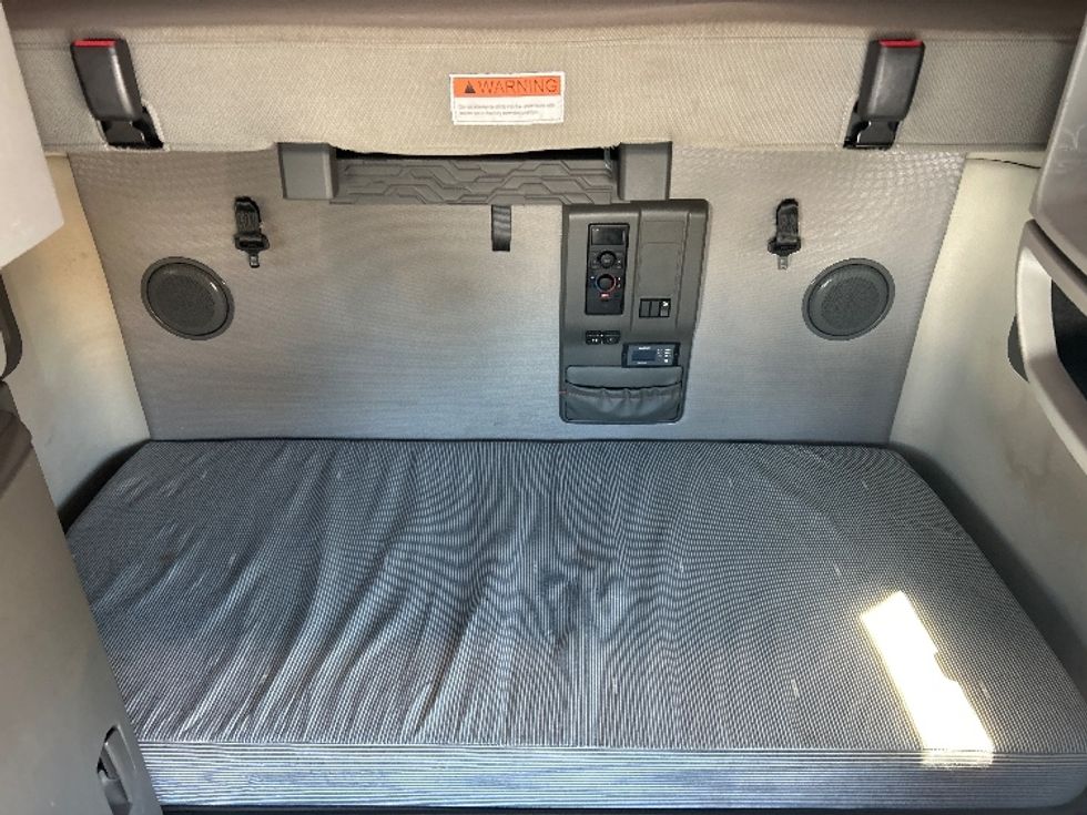 Sleeper Tractor-Heavy Duty Tractors-Volvo-2022-VNL64760-Orlando-FL-547,781\n\t\tmiles-$ 70,750 - Image 17