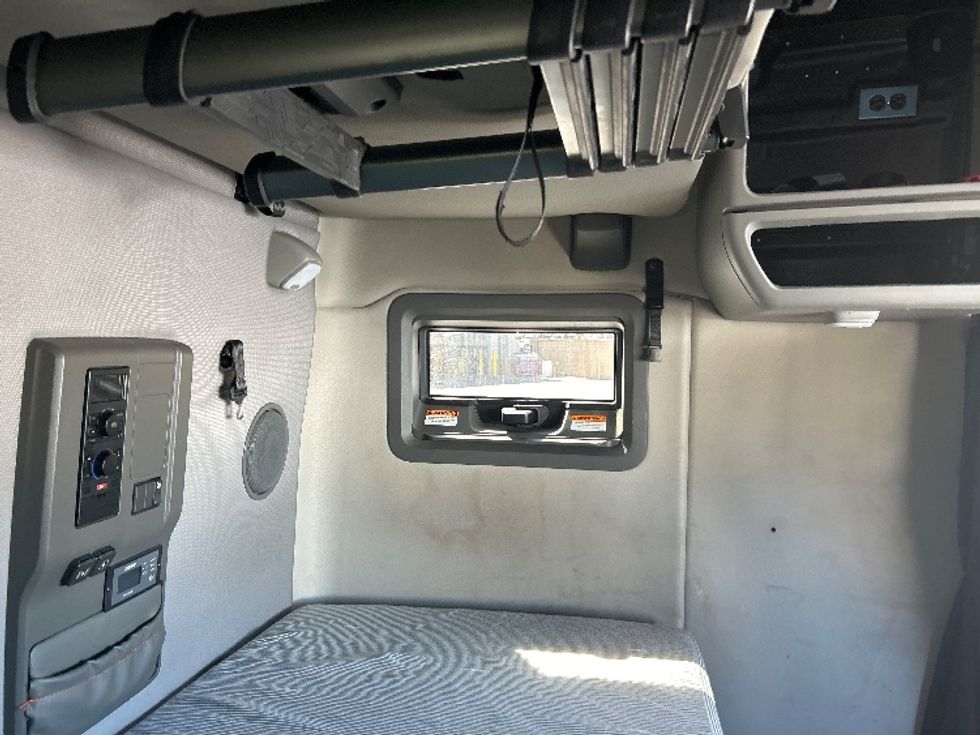 Sleeper Tractor-Heavy Duty Tractors-Volvo-2022-VNL64760-Orlando-FL-547,781\n\t\tmiles-$ 70,750 - Image 18