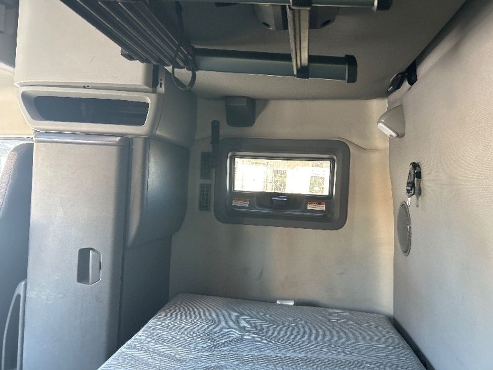 Sleeper Tractor-Heavy Duty Tractors-Volvo-2022-VNL64760-Orlando-FL-547,781\n\t\tmiles-$ 70,750 - Image 19