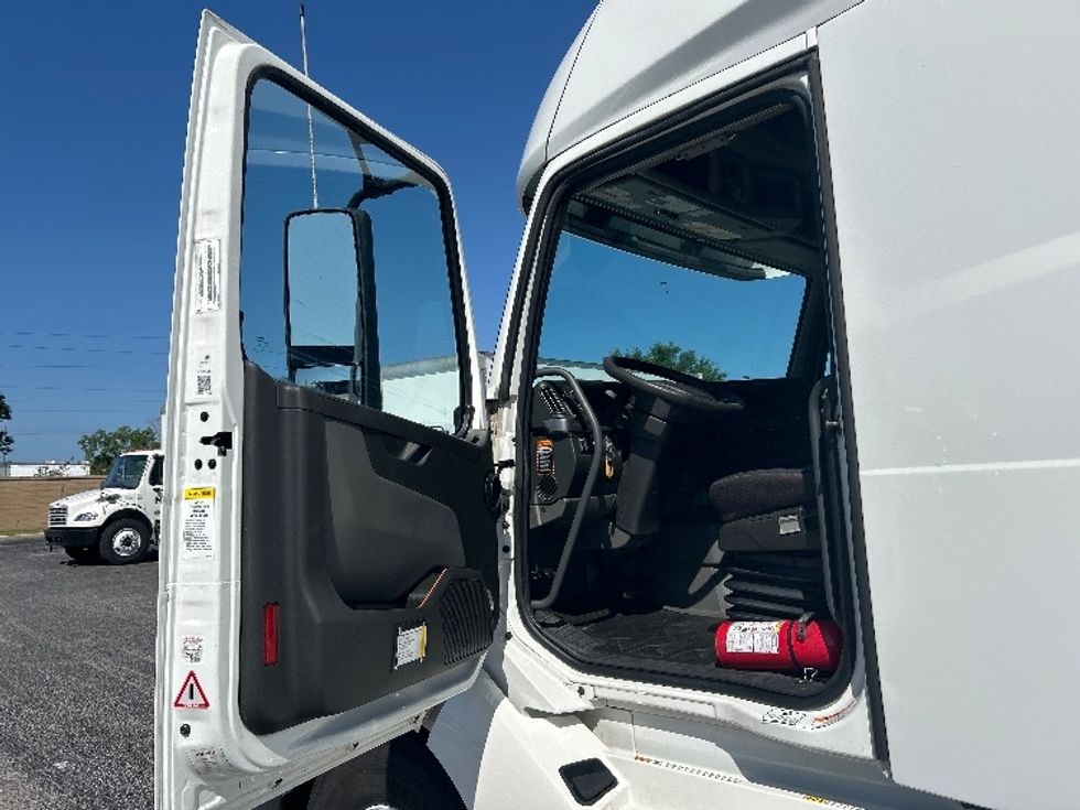 Sleeper Tractor-Heavy Duty Tractors-Volvo-2022-VNL64760-Orlando-FL-547,781\n\t\tmiles-$ 70,750 - Image 9