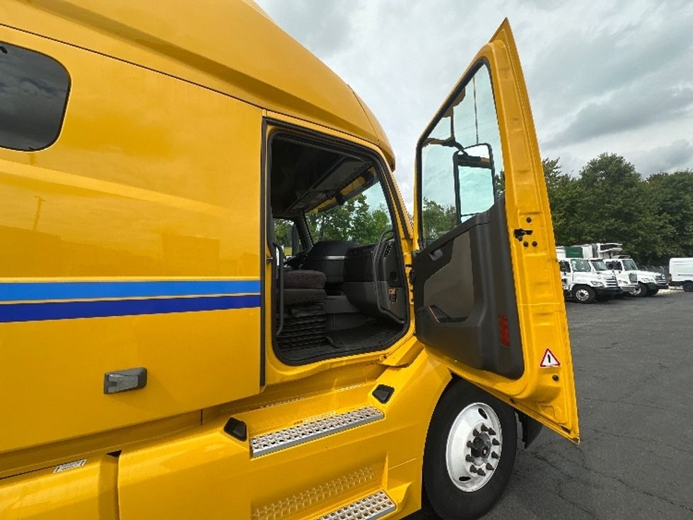 Sleeper Tractor-Heavy Duty Tractors-Volvo-2022-VNL64760-Parsippany-NJ-503,775\n\t\tmiles-$ 67,750 - Image 13