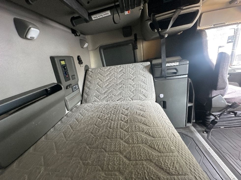 Sleeper Tractor-Heavy Duty Tractors-Volvo-2022-VNL64760-Parsippany-NJ-503,775\n\t\tmiles-$ 67,750 - Image 17