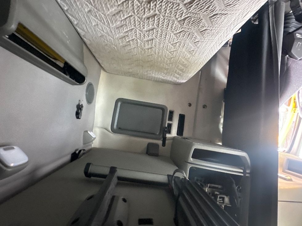 Sleeper Tractor-Heavy Duty Tractors-Volvo-2022-VNL64760-Parsippany-NJ-503,775\n\t\tmiles-$ 67,750 - Image 18