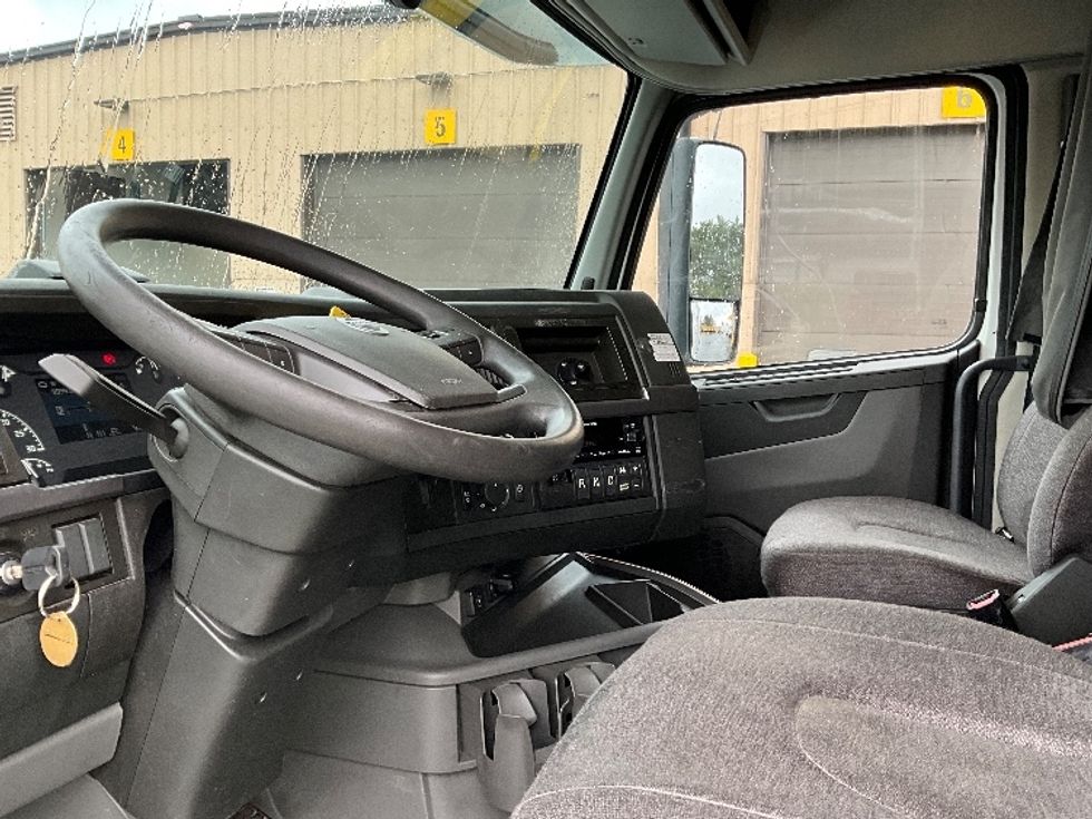 Sleeper Tractor-Heavy Duty Tractors-Volvo-2022-VNL64760-Pasco-WA-540,792\n\t\tmiles-$ 78,250 - Image 10