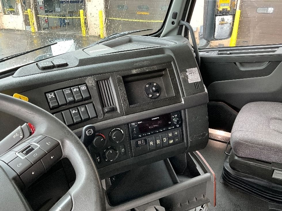 Sleeper Tractor-Heavy Duty Tractors-Volvo-2022-VNL64760-Pasco-WA-540,792\n\t\tmiles-$ 78,250 - Image 12
