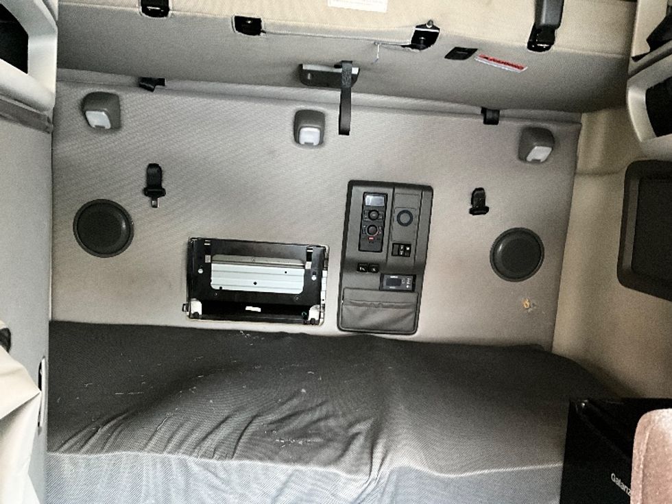 Sleeper Tractor-Heavy Duty Tractors-Volvo-2022-VNL64760-Pasco-WA-540,792\n\t\tmiles-$ 78,250 - Image 16