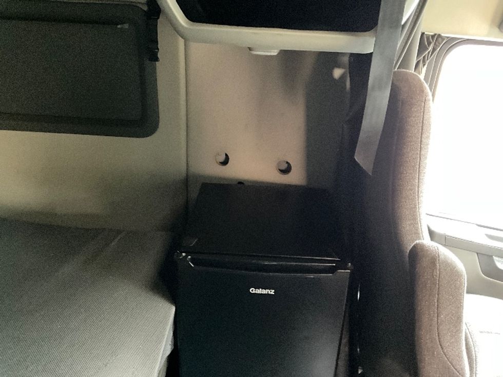 Sleeper Tractor-Heavy Duty Tractors-Volvo-2022-VNL64760-Pasco-WA-540,792\n\t\tmiles-$ 78,250 - Image 18