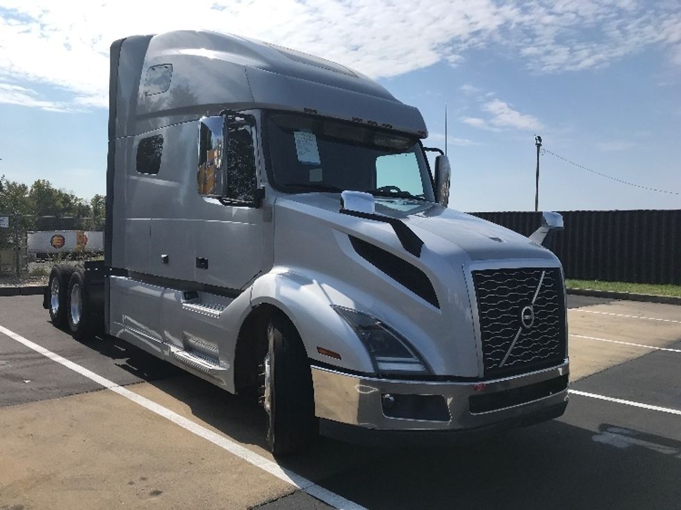 Sleeper Tractor-Heavy Duty Tractors-Volvo-2022-VNL64760-Pennsauken-NJ-469,041\n\t\tmiles-$ 75,250 - Image 1