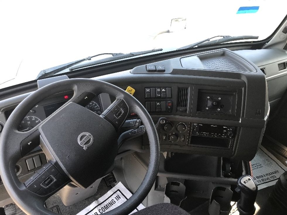 Sleeper Tractor-Heavy Duty Tractors-Volvo-2022-VNL64760-Pennsauken-NJ-469,041\n\t\tmiles-$ 75,250 - Image 11