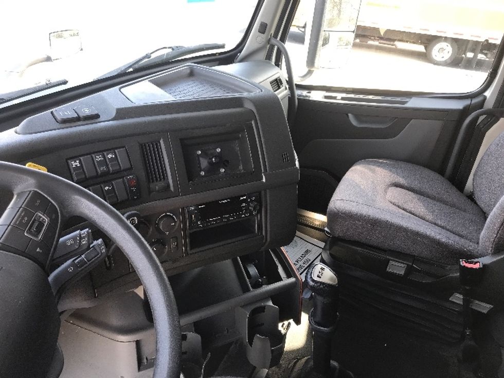 Sleeper Tractor-Heavy Duty Tractors-Volvo-2022-VNL64760-Pennsauken-NJ-469,041\n\t\tmiles-$ 75,250 - Image 12