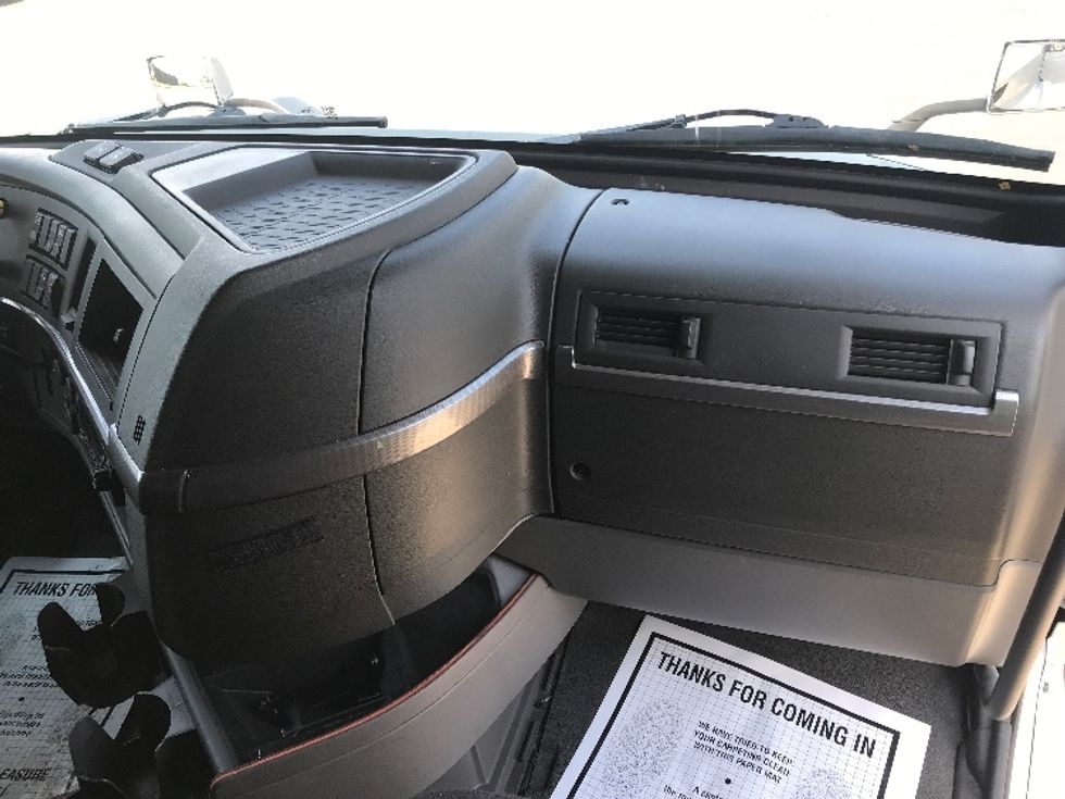 Sleeper Tractor-Heavy Duty Tractors-Volvo-2022-VNL64760-Pennsauken-NJ-469,041\n\t\tmiles-$ 75,250 - Image 14