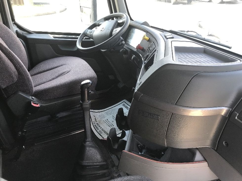 Sleeper Tractor-Heavy Duty Tractors-Volvo-2022-VNL64760-Pennsauken-NJ-469,041\n\t\tmiles-$ 75,250 - Image 15