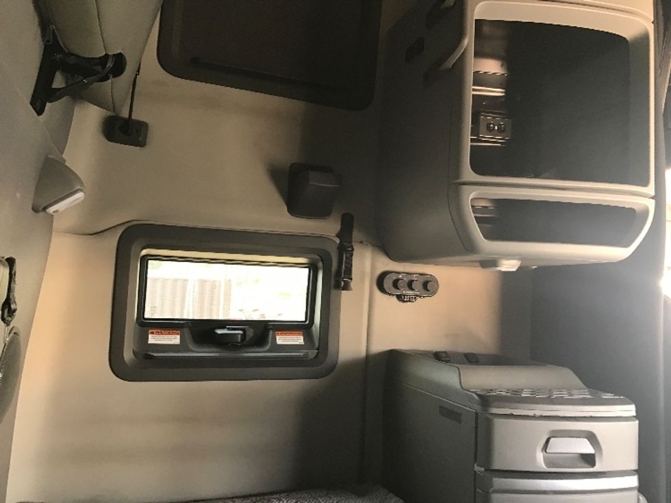 Sleeper Tractor-Heavy Duty Tractors-Volvo-2022-VNL64760-Pennsauken-NJ-469,041\n\t\tmiles-$ 75,250 - Image 18