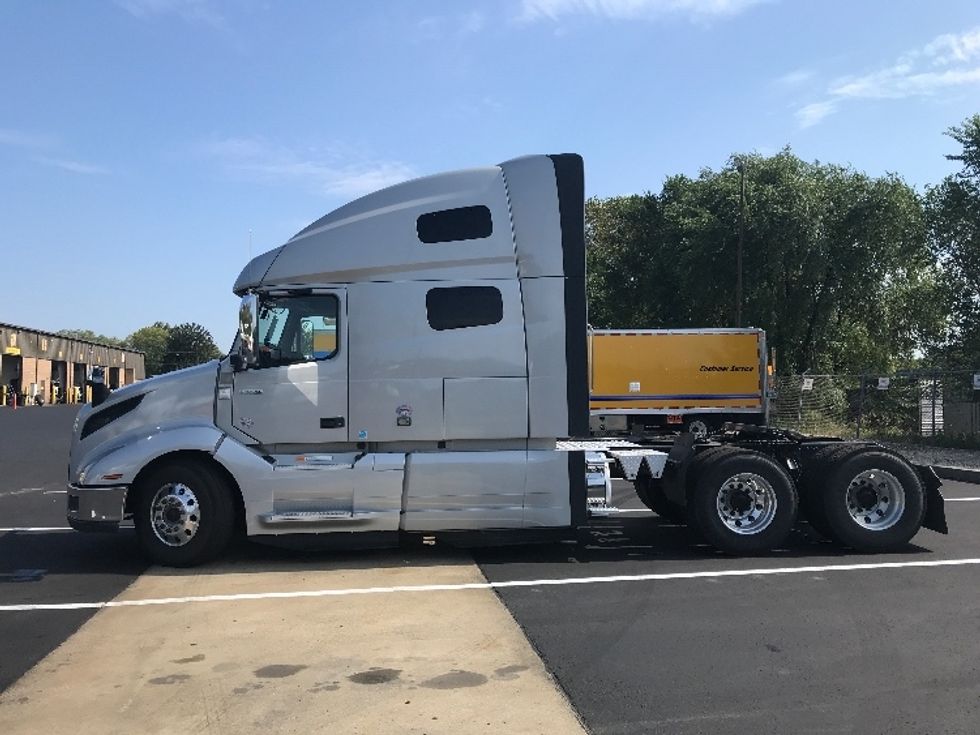 Sleeper Tractor-Heavy Duty Tractors-Volvo-2022-VNL64760-Pennsauken-NJ-469,041\n\t\tmiles-$ 75,250 - Image 4