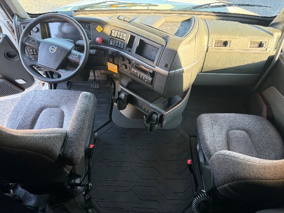 Sleeper Tractor-Heavy Duty Tractors-Volvo-2022-VNL64760-Pensacola-FL-399,898\n\t\tmiles-$ 79,750 - Image 11