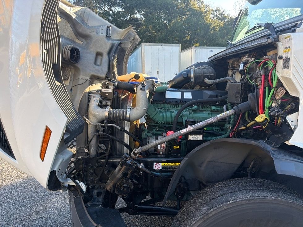 Sleeper Tractor-Heavy Duty Tractors-Volvo-2022-VNL64760-Pensacola-FL-399,898\n\t\tmiles-$ 79,750 - Image 16