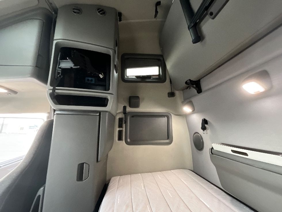 Sleeper Tractor-Heavy Duty Tractors-Volvo-2022-VNL64760-Pensacola-FL-399,898\n\t\tmiles-$ 79,750 - Image 20