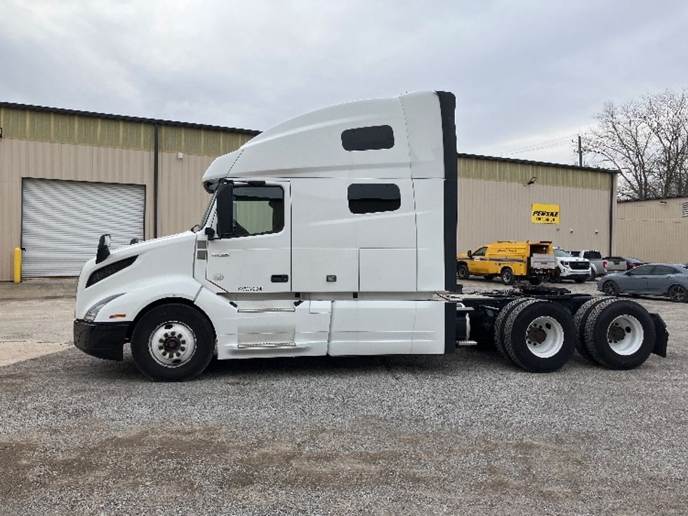 Sleeper Tractor-Heavy Duty Tractors-Volvo-2022-VNL64760-Pensacola-FL-399,898\n\t\tmiles-$ 79,750 - Image 4
