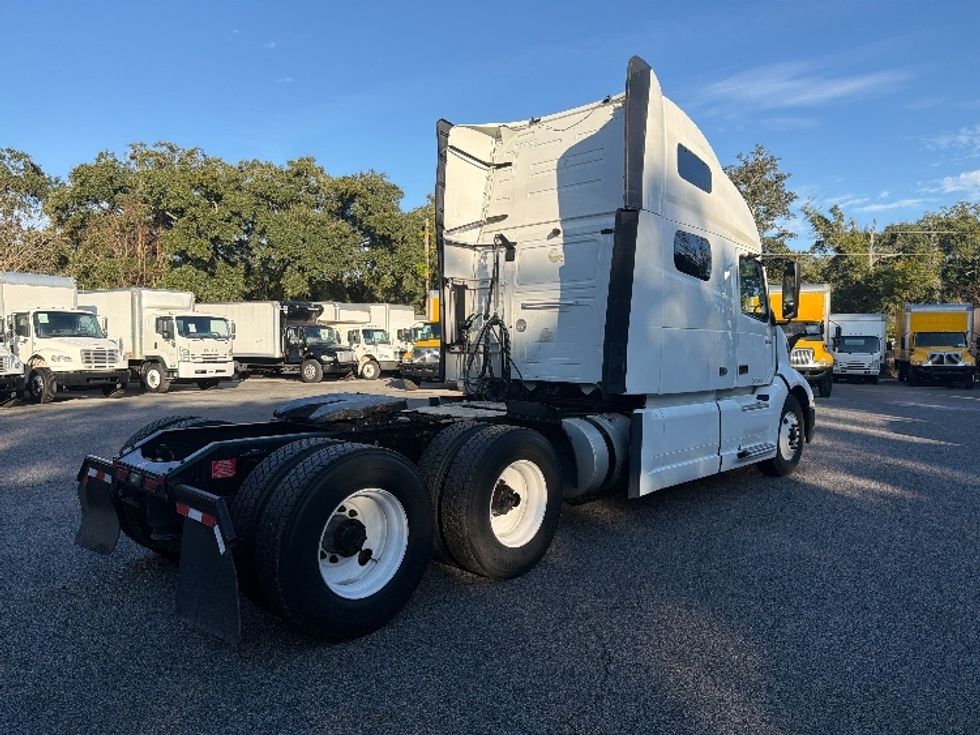 Sleeper Tractor-Heavy Duty Tractors-Volvo-2022-VNL64760-Pensacola-FL-399,898\n\t\tmiles-$ 79,750 - Image 6