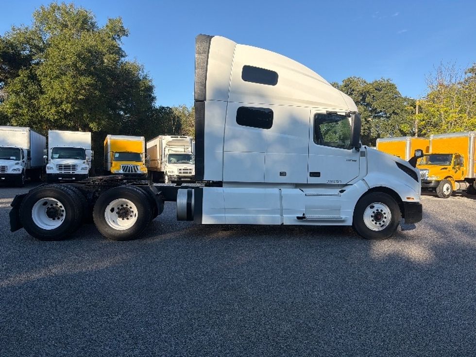 Sleeper Tractor-Heavy Duty Tractors-Volvo-2022-VNL64760-Pensacola-FL-399,898\n\t\tmiles-$ 79,750 - Image 7