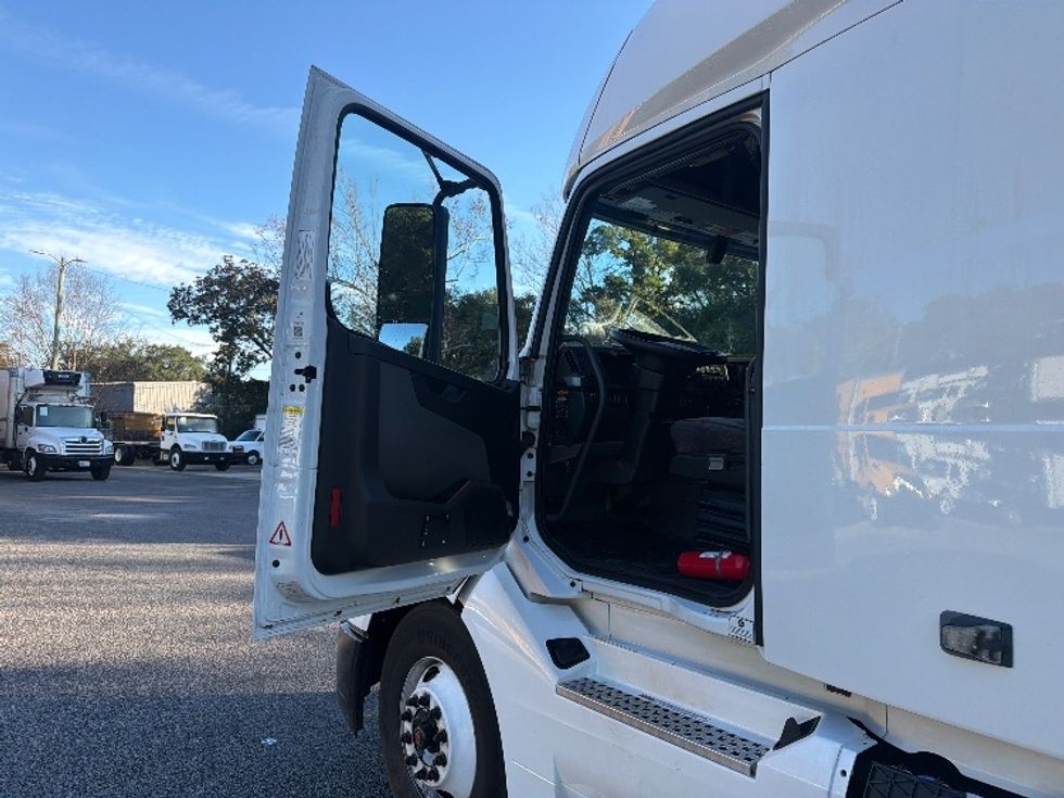 Sleeper Tractor-Heavy Duty Tractors-Volvo-2022-VNL64760-Pensacola-FL-399,898\n\t\tmiles-$ 79,750 - Image 8