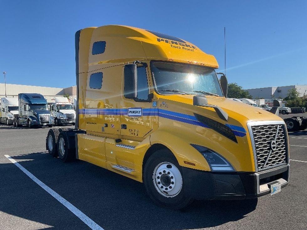 Sleeper Tractor-Heavy Duty Tractors-Volvo-2022-VNL64760-Philadelphia-PA-524,041\n\t\tmiles-$ 65,000 - Image 1
