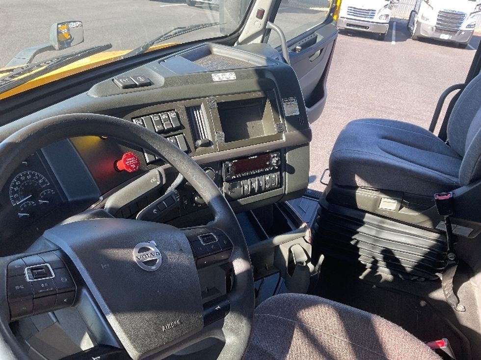 Sleeper Tractor-Heavy Duty Tractors-Volvo-2022-VNL64760-Philadelphia-PA-524,041\n\t\tmiles-$ 65,000 - Image 10